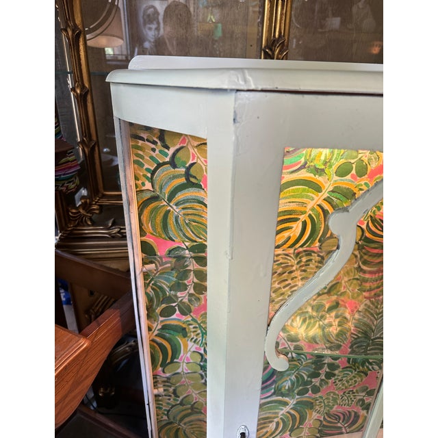 1970s Vintage White Wooden Short Light Up Glass Display Cabinet With Tropical Wallpaper Background For Sale - Image 5 of 11