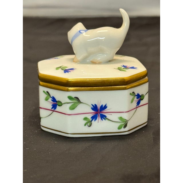 Neoclassical Mid 20th Century Herend Hungary Blue Garland PBG Hand Painted Octagon Box Kitty Cat Finial 6074 For Sale - Image 3 of 10