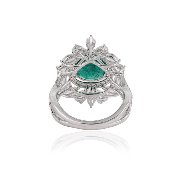 Luxury 2.24Ct Natural Emerald & 1.91Ct Diamond Halo Cocktail Ring Size 6.5 in 18k Gold For Sale - Image 9 of 16