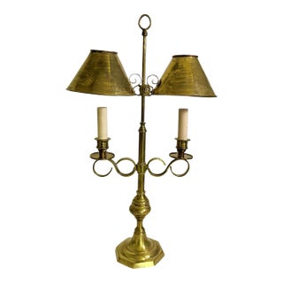 Vintage French Brass Bouillotte Table Lamp With Tôle Shades – Classic French Provincial Two-Light Lamp For Sale