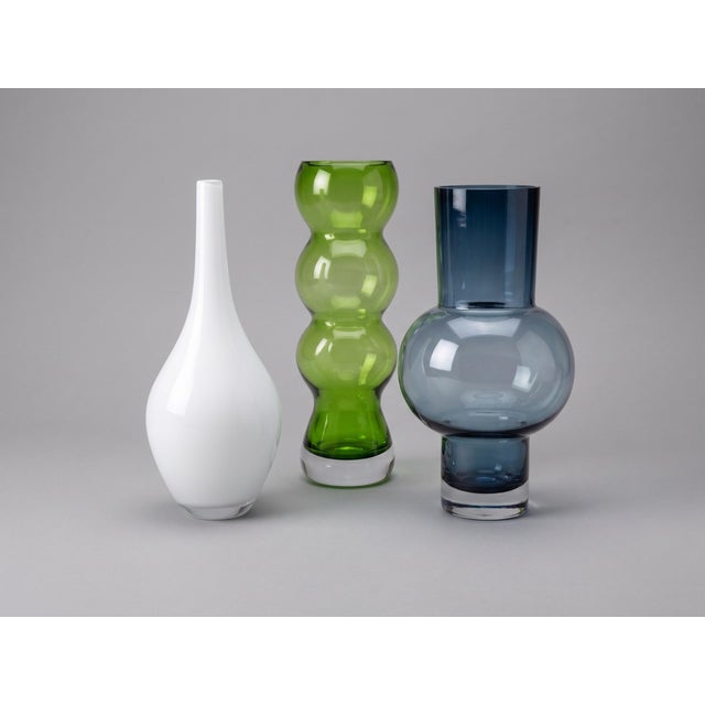 Mid-Century Modern Modernist Art Glass Trio: Schott Zwiesel "Arte Nova" Emerald Totem & Nordic Glass Vases - Set of 3 For Sale - Image 3 of 15