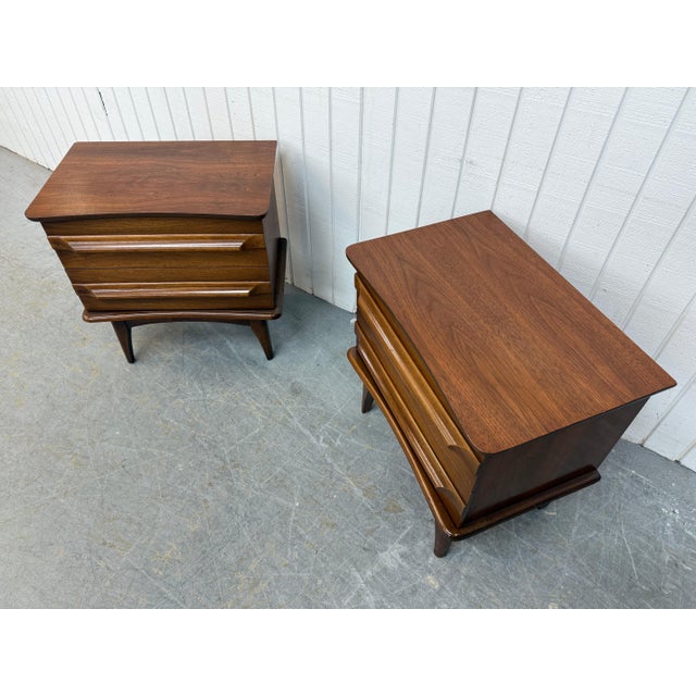 Mid-Century Modern United Walnut Nightstands - Set of 2 For Sale In Philadelphia - Image 6 of 9