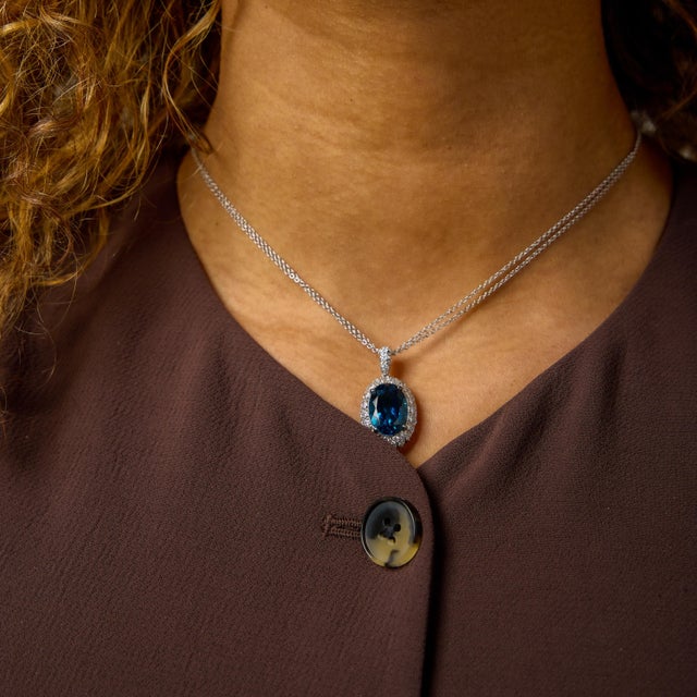 1990s Vintage Italian Topaz Diamond 18k White Gold Pendant Necklace For Sale - Image 5 of 6