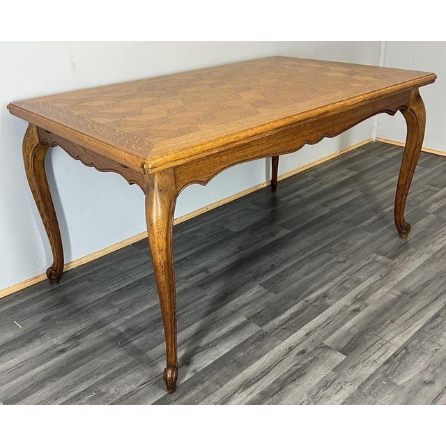 Elegant vintage French Louis–style extendable dining table , beautifully crafted in oak and offered in Good condition ,...