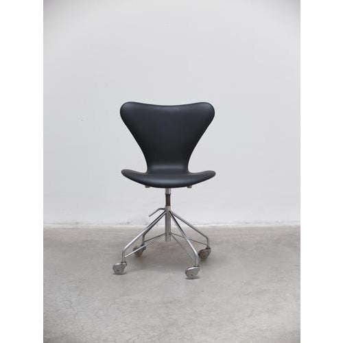 Arne Jacobsen Vintage 3117 Swivel Desk Chair in Leather by Arne Jacobsen for Fritz Hansen, 1971 For Sale - Image 4 of 18
