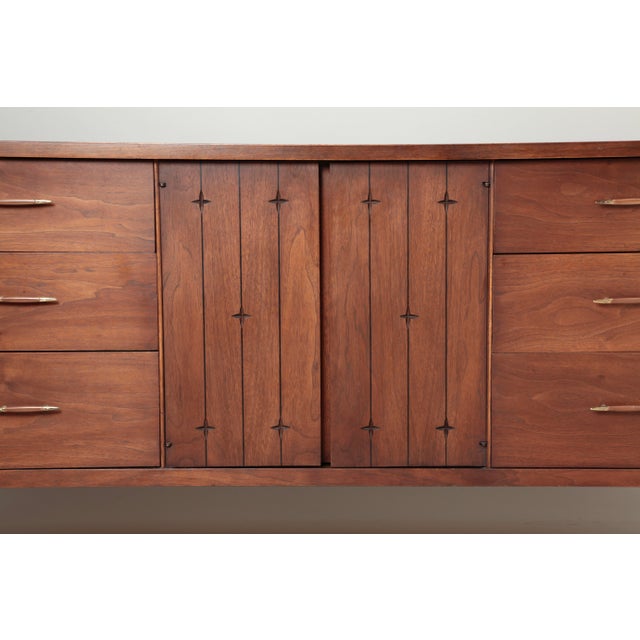 Broyhill 1960s Mid Century Broyhill Saga 9 Drawer Dresser With 6 Etched Starburst Mirror For Sale - Image 4 of 12
