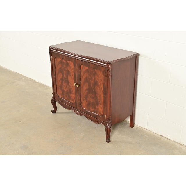 French Provincial Romweber Antique French Provincial Louis XV Flame Mahogany Buffet Server or Bar Cabinet, Newly Refinished For Sale - Image 3 of 12