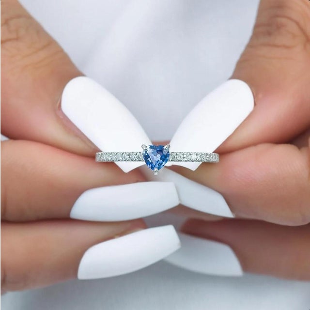 Natural 0.25 cts blue sapphire heart & 0.14 cts diamond ring in 18k gold For Sale - Image 4 of 18