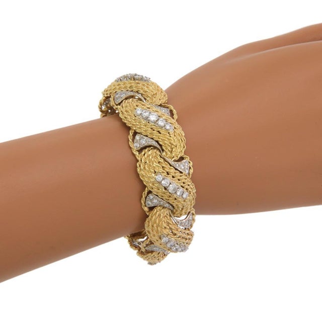 Contemporary Estate 6.5ct Diamond 18k Two Tone Gold Curved Dome Link Bracelet For Sale - Image 3 of 5