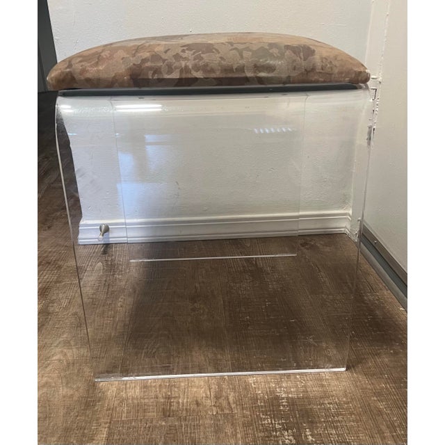 Mid-Century Modern Vintage Mid Century Modern Lucite Vanity Stool For Sale - Image 3 of 7