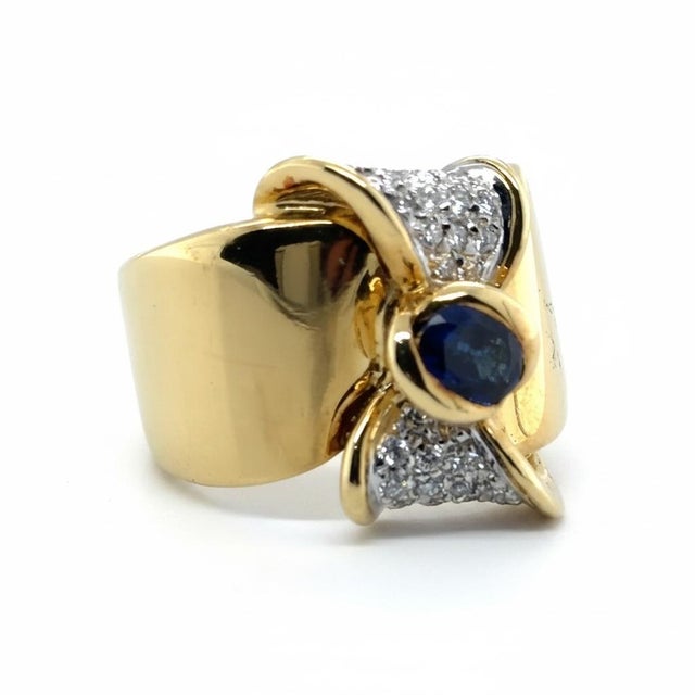 Contemporary 18k Yellow Gold Blue Sapphire and Diamond Ring, Size 6.5 For Sale - Image 3 of 4