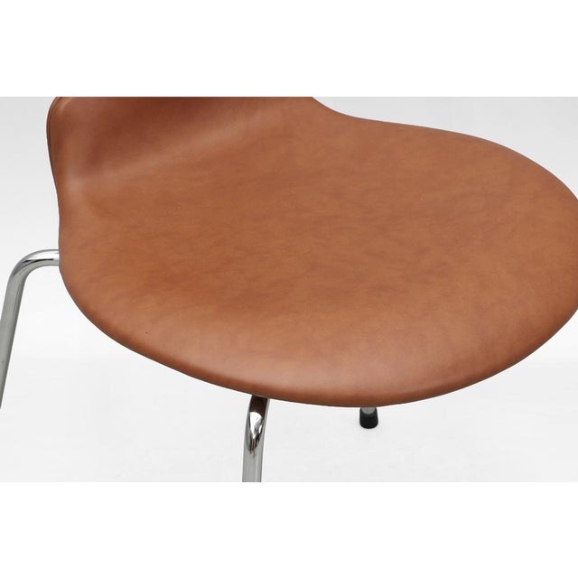 Series 7 Model 3107 Dining Chairs in Cognac Leather by Arne Jacobsen for Fritz Hansen, Set of 4 For Sale - Image 5 of 6