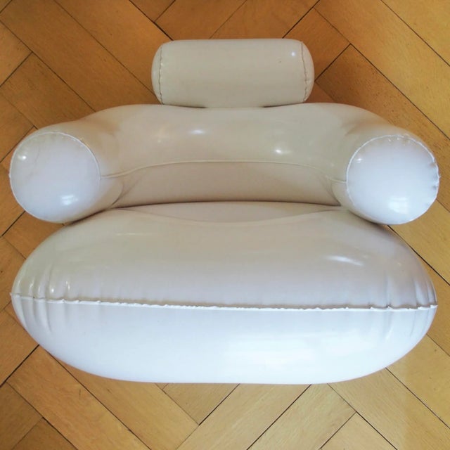 A vintage French children's inflatable chair designed by Paolo Lomazzi, Donato D'urbino, and Jonathan de Pas in 1967. This...