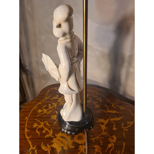 1950s White Porcelain Geisha Lamp with Rice Straw Lampshade, 1950s For Sale - Image 5 of 10