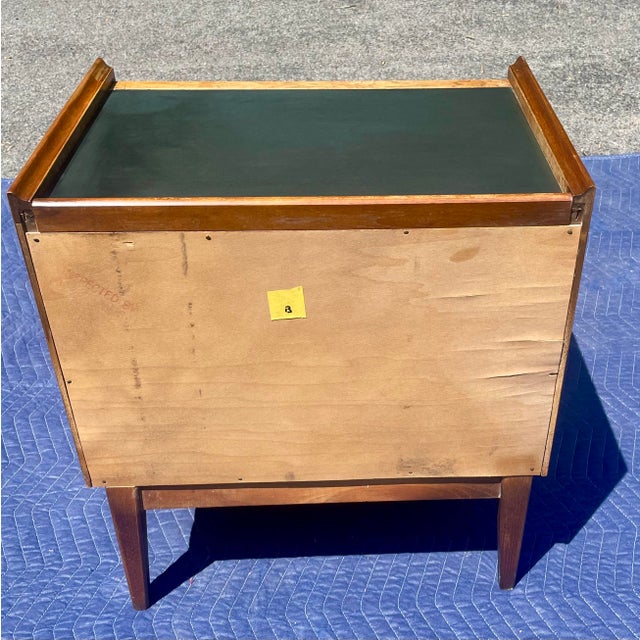 Mid 20th Century Mid 20th Century American of Martinsville Walnut Nightstands/End Tables MCM, Pair For Sale - Image 5 of 18