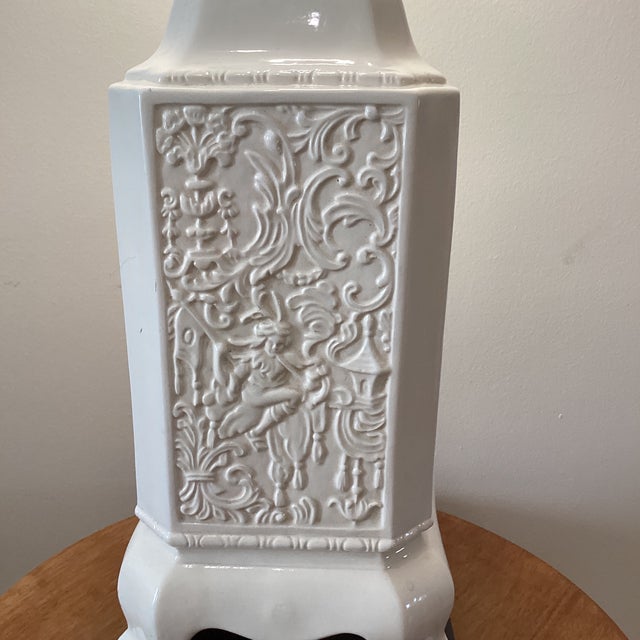 Vintage Chinoiserie Pagoda Style Table Lamp With White Textured Porcelain Body Mounted on Dark Wood Base For Sale In Chicago - Image 6 of 12