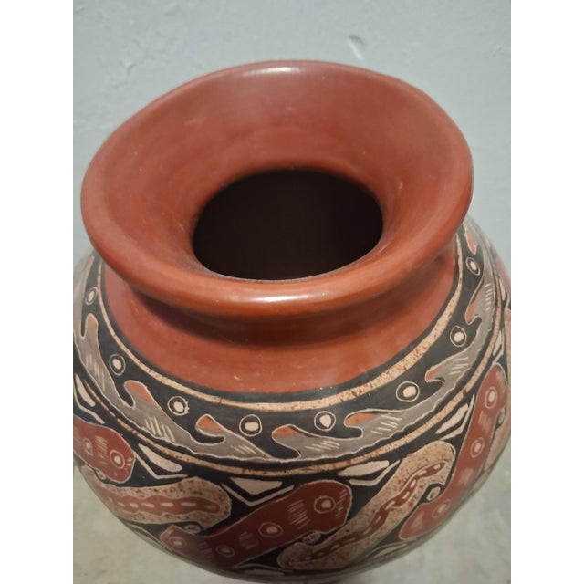 1990s F-018 Signed 12" Mata Sgraffito Vessel -Ines Oliva- Geometric Lizard Motif. For Sale - Image 5 of 11