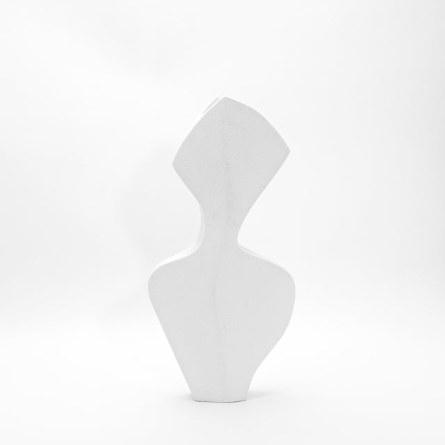 The La Dame Vase by R&Y Augousti is a stunning embodiment of elegance and artisanal mastery. Crafted in luxurious white...