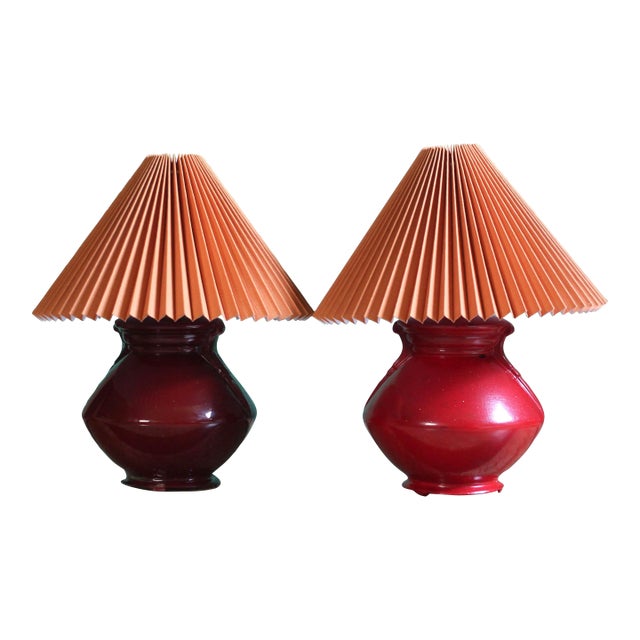 1920s Pair of Red Glass Art Deco Table Lamps With Orange Pleated Lampshades For Sale