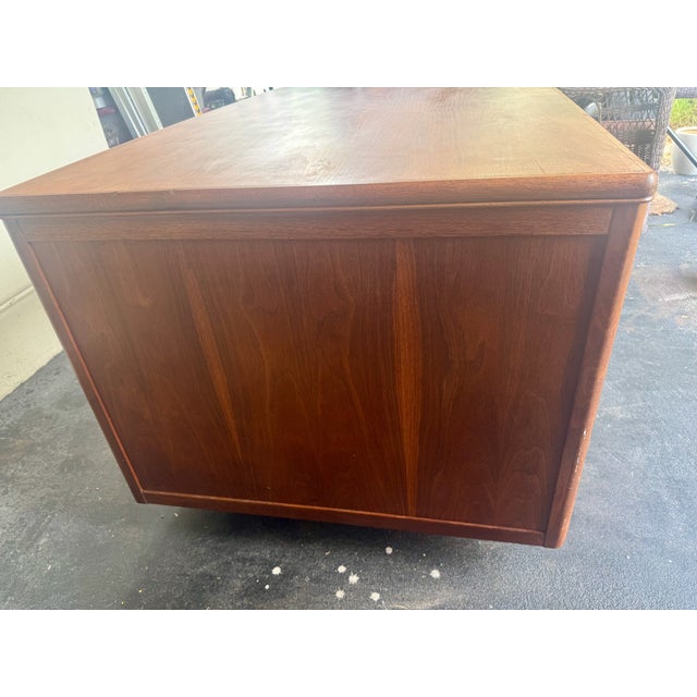 1950s 1950s Leopold Executive Desk With Drop-Front Keyboard/Typewriter Drawer- Mid-Century Modern Walnut Desk For Sale - Image 5 of 17