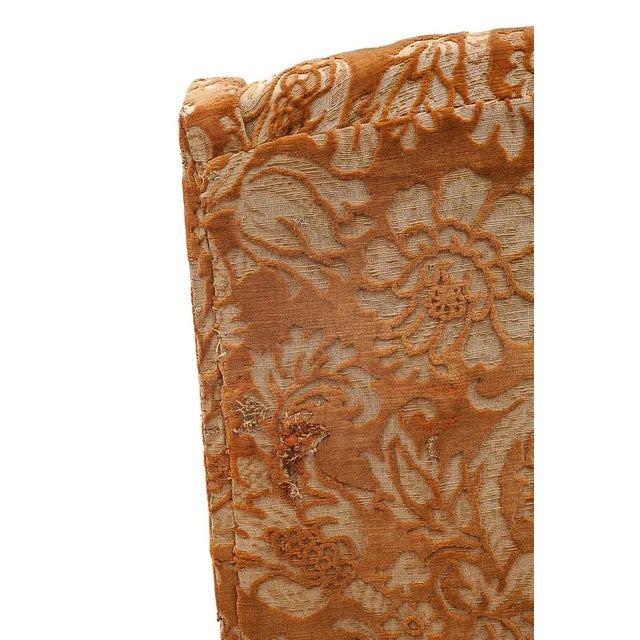 Original silk velvet fabric armchair in perfect condition. Wooden structure. "Asset" assembly of upholsterer (without...