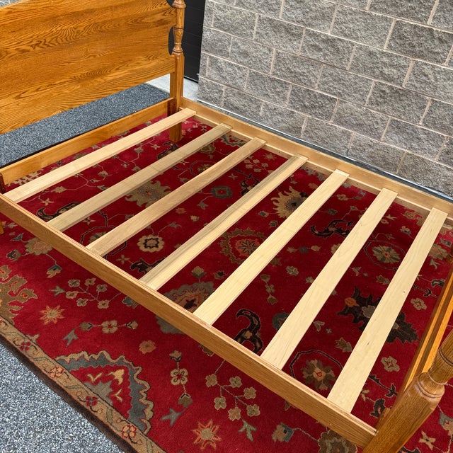 Vintage American Traditional Solid Oak Barley Twist Queen Poster Bed Attr. Jamestown Sterling For Sale - Image 11 of 17
