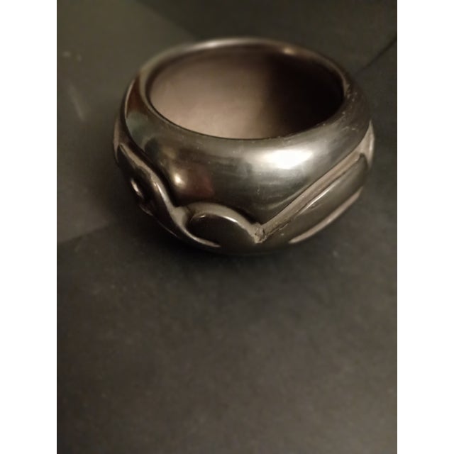 1990s Native American Black Santa Clara Pueblo Clay Pot (1999) by Vickie Martinez For Sale - Image 5 of 11