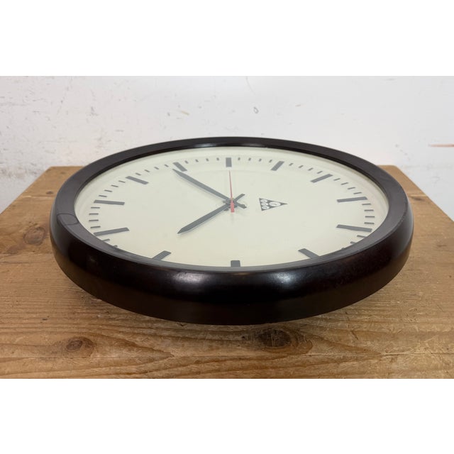 Industrial Bakelite Factory Wall Clock from Pragotron, 1970s For Sale - Image 13 of 18