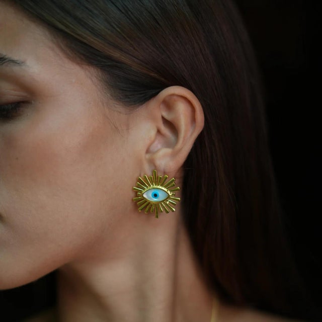 Embrace both style and protection with the Guardian Aura Chunky Gold & Pearl Evil Eye Stud Earrings. These unique 24k...