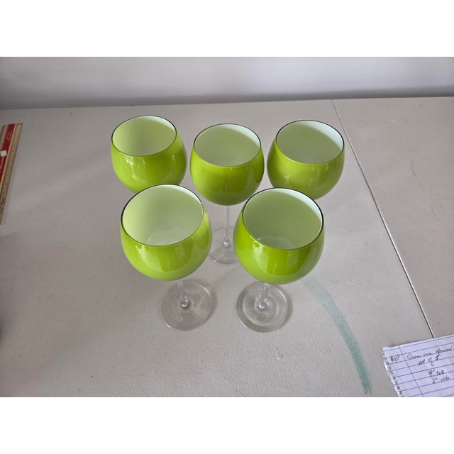 Set of 5 smooth glass. These are gorgeous lime green tall stem wine glasses. The texture is smooth.