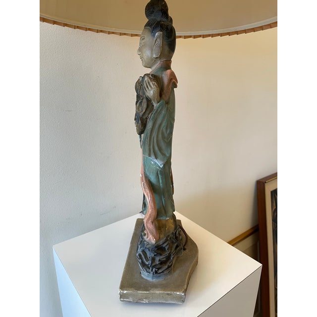 Paint Vintage 1940s Chinoiserie Guanyin Figural Chalkware Lamp With Crane Motif, Paired With Stiffel Pleated Shade. For Sale - Image 7 of 12