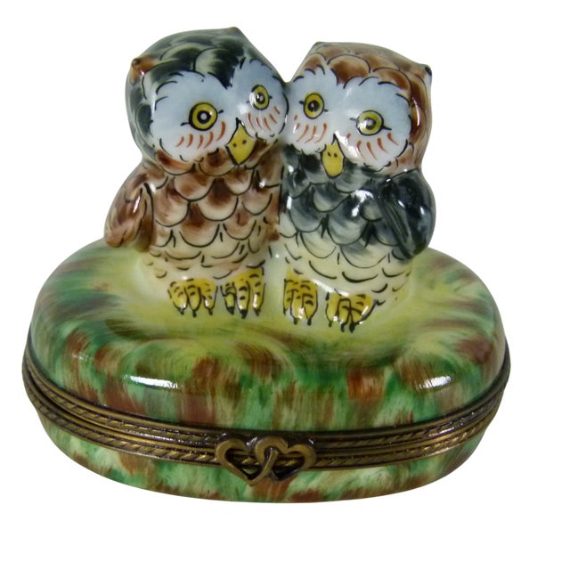French Limoges France Peint Main Porcelain Two Owls Trinket Box | Hand-Painted | Twin Heart Clasp For Sale - Image 3 of 11