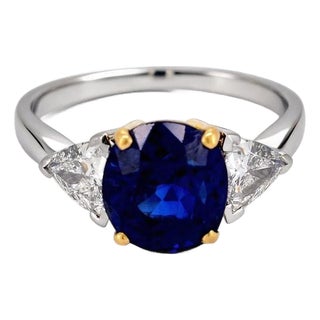Vintage 18k Gold Trilogy Ring — 3.55ct Unheated Vivid Blue Madagascar Sapphire, Size 7 For Sale