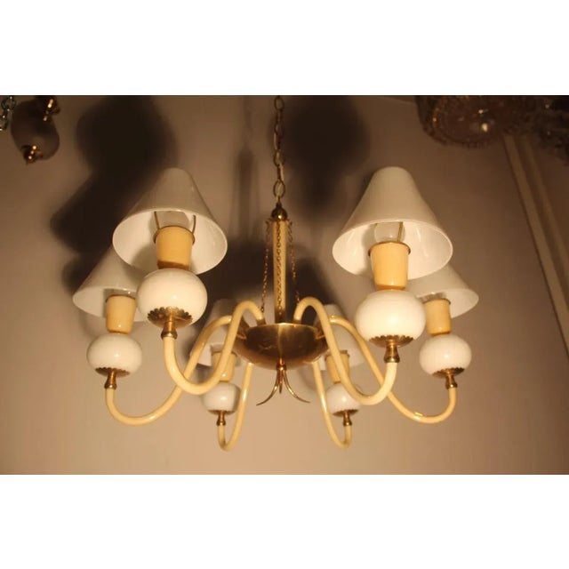 This elegant chandelier in Murano glass dates from the 1940s and is reminiscent of the designs by Gio Ponti. Up to 250V...
