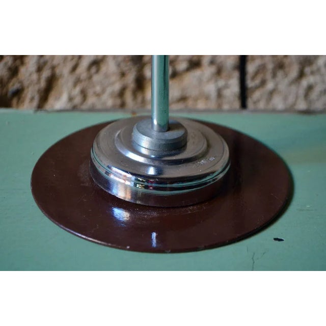 Simplicity rhymes with efficiency for this lovely vintage lamp while metal. The deflector is installed on a chrome bracket...