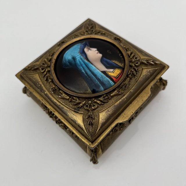 Gilt Bronze Box Portrait in Medallion attributed to De Mandre, France, 1900s For Sale - Image 10 of 18