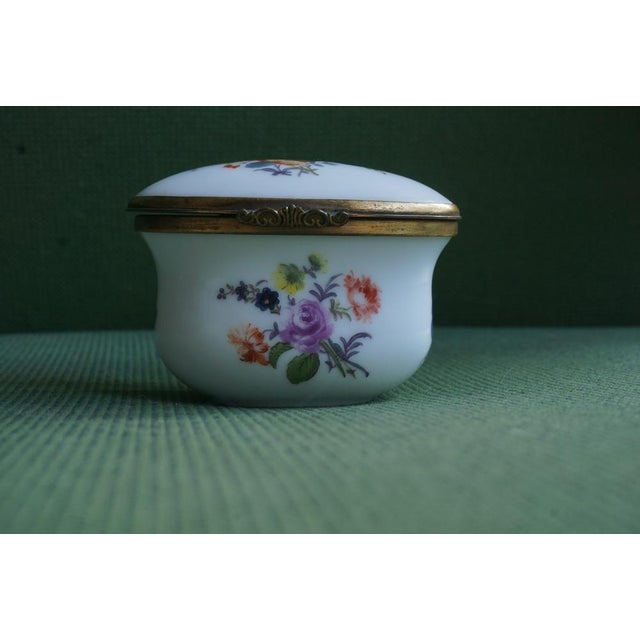 White 18th Century Porcelain Snuffbox For Sale - Image 8 of 11