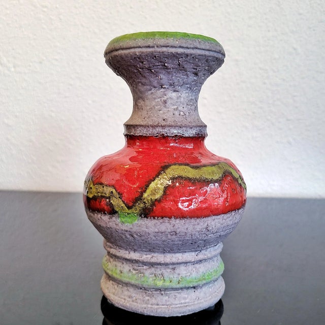 A rather vigorous chamotte posy vase from Ü-KERAMIK's 'Studio Line.' A shiny scarlet belly-band with an olive green...