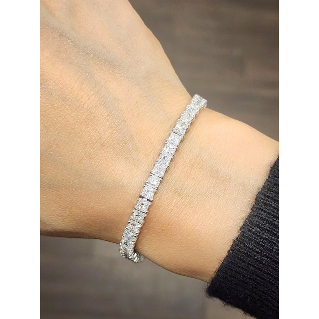 Modern 10.11 Ct Princess Cut Diamond Tennis Bracelet For Sale - Image 3 of 8