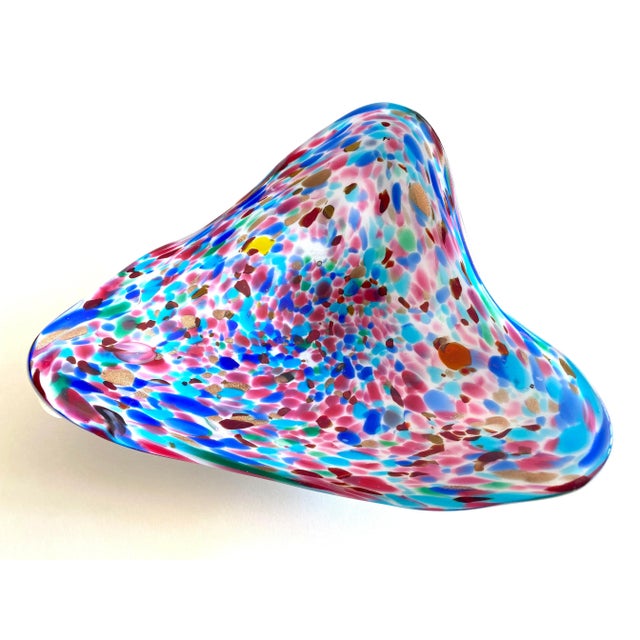 Royal Blue Vintage Mid Century Modernist Italy Multicolor Confetti Murano Art Glass Large Biomorphic Triangular Bowl For Sale - Image 8 of 13