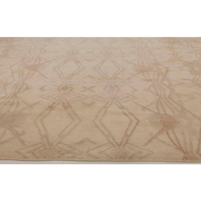 This expansive contemporary rug artfully blends the timeless craft of hand-knotting with modern abstract design. Its broad...