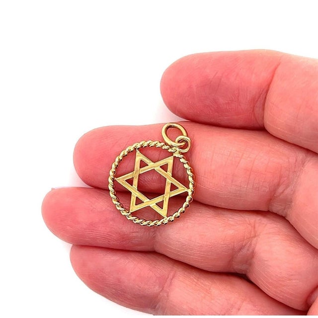 This authentic Tiffany & Co. Star of David charm pendant is crafted in solid 18k yellow gold and features the iconic...
