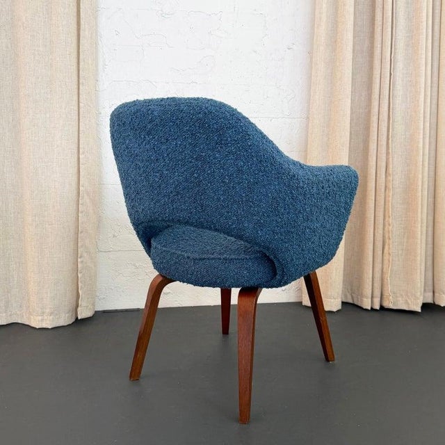Eero Saarinen for Knoll Wood Executive Armchair in Blue Bouclé For Sale In New York - Image 6 of 7