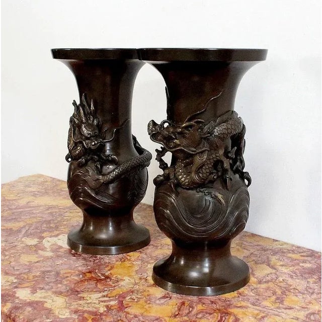 Large japanese vases in patinated bronze and flared collar. Each of these vases is adorned at the top relief of a dragon...
