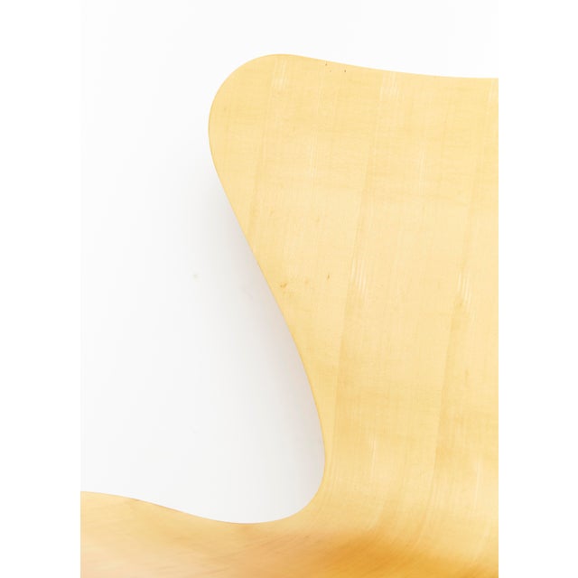 Mid-Century Modern 3107 Series 7 Chairs by Arne Jacobsen for Fritz Hansen, 2002 For Sale - Image 3 of 15