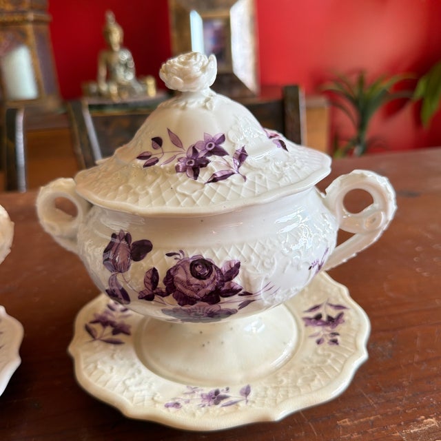 Farmhouse Pair of Antique Job Ridgway Cauldon Place Covered Sauce Tureens, Pattern B1154, Circa 1808-1814 For Sale - Image 3 of 12