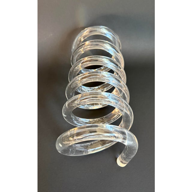 Dorothy Draper MCM Dorothy Draper Style Sculptural Lucite Coil Spiral Desk Accessory For Sale - Image 4 of 9