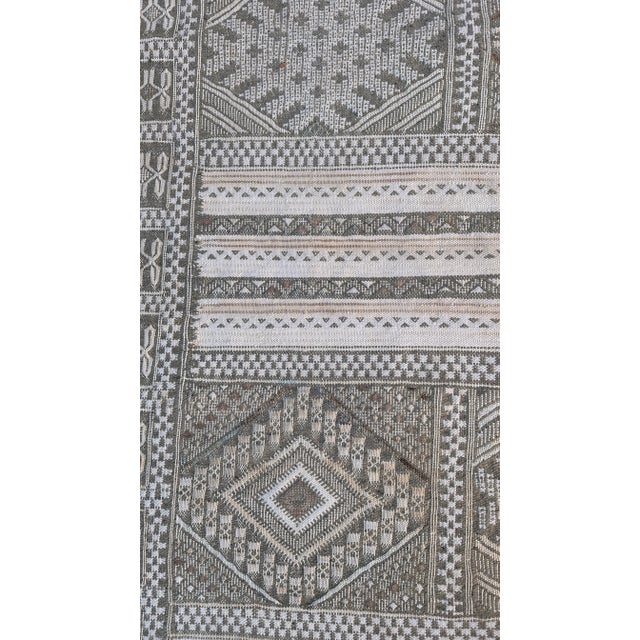 Mid-Century Modern Moroccan Kilim Rug - 9.7 X 5.7 Ft For Sale - Image 9 of 9