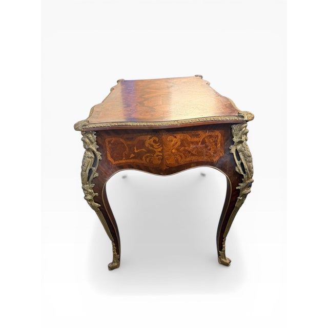 1940s 1940s Louis XV Style Inlaid Writing Desk With Ormolu Mounts & Marquetry Top (French Style Bureau Plat) For Sale - Image 5 of 18