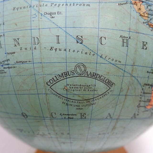Globe - World map - desktop globe Measures : 27x Ø25cm H:30cm Materials - Glass Globe - wood base Product Name: Columbus...